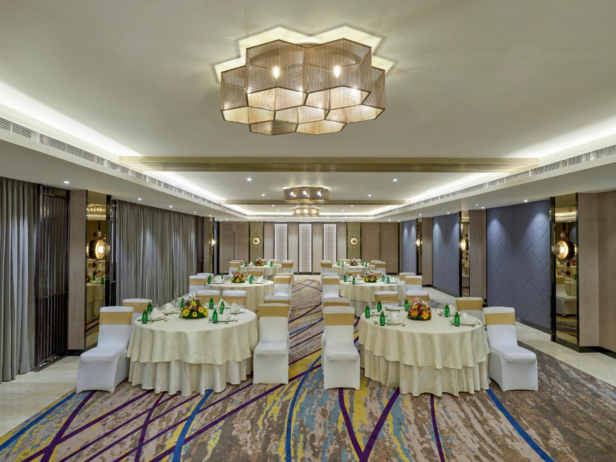 Crowne Plaza Ahmedabad City Centre By Ihg Bagian luar foto