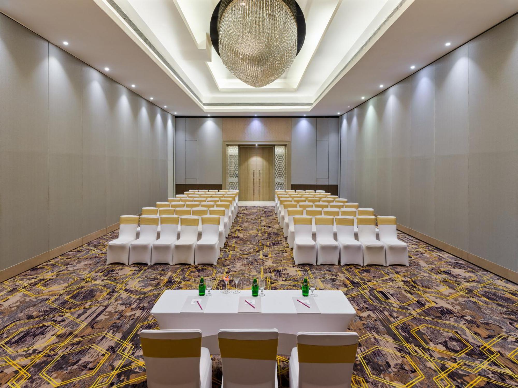 Crowne Plaza Ahmedabad City Centre By Ihg Bagian luar foto
